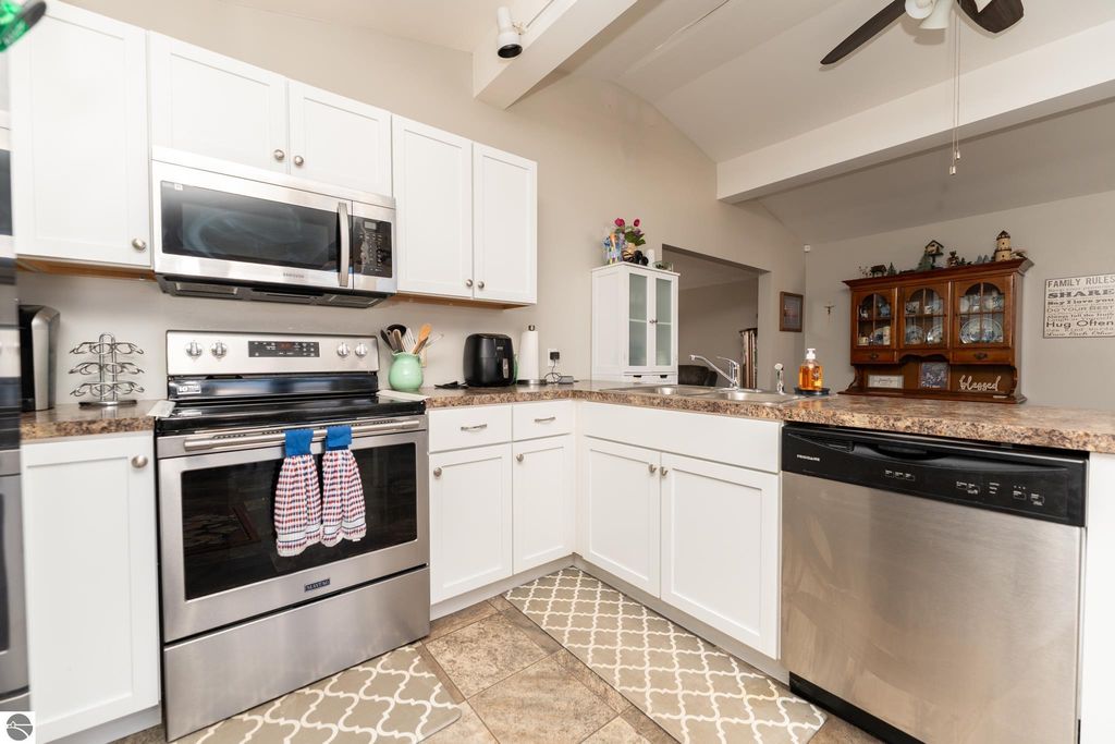 Image 6 of property listing at 1053 Circle Drive, Lake Isabella, MI 48893