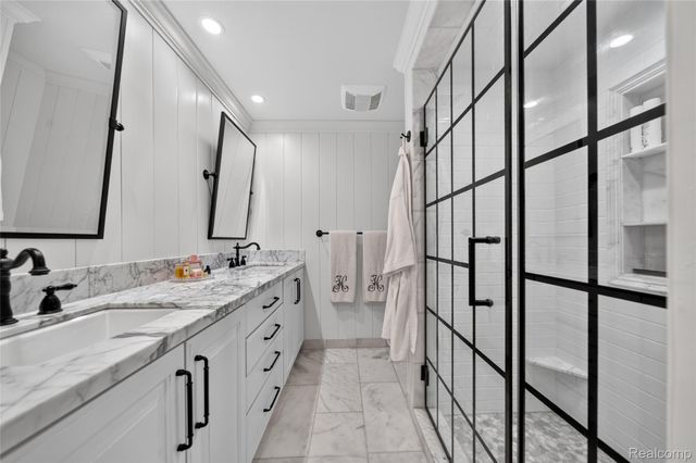 1262 Woodcrest Circle, Bloomfield Hills, MI 48304