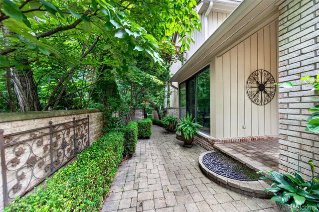 1262 Woodcrest Circle, Bloomfield Hills, MI 48304