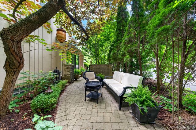 1262 Woodcrest Circle, Bloomfield Hills, MI 48304