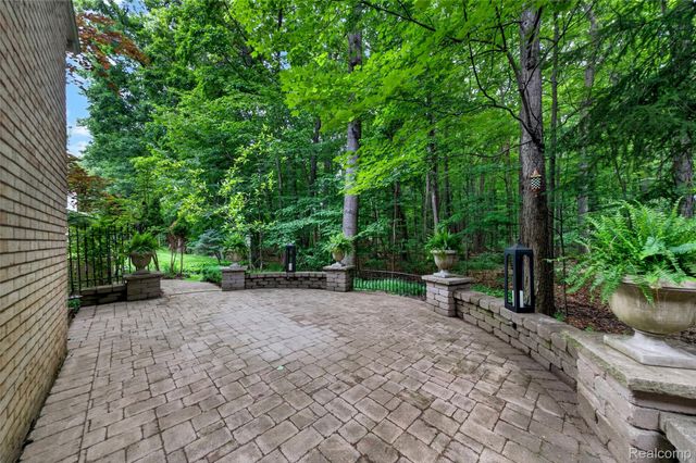 1262 Woodcrest Circle, Bloomfield Hills, MI 48304