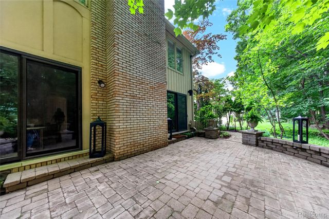 1262 Woodcrest Circle, Bloomfield Hills, MI 48304