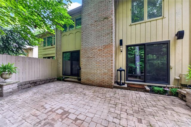 1262 Woodcrest Circle, Bloomfield Hills, MI 48304