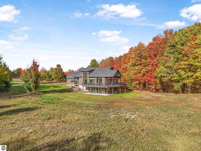 5921 Paradise Ranch, Kingsley, MI 49649