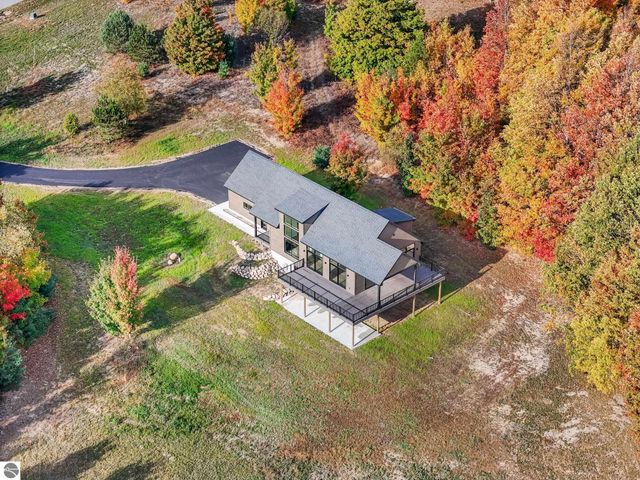5921 Paradise Ranch, Kingsley, MI 49649