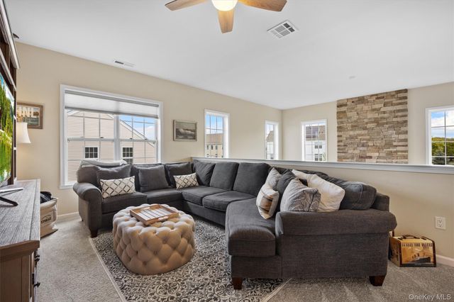 17 Tompkins Lane, Hopewell Junction, NY 12533