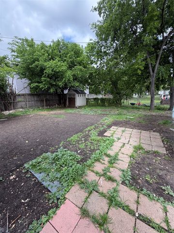 1227 W Avenue Avenue E, Garland, TX 75040