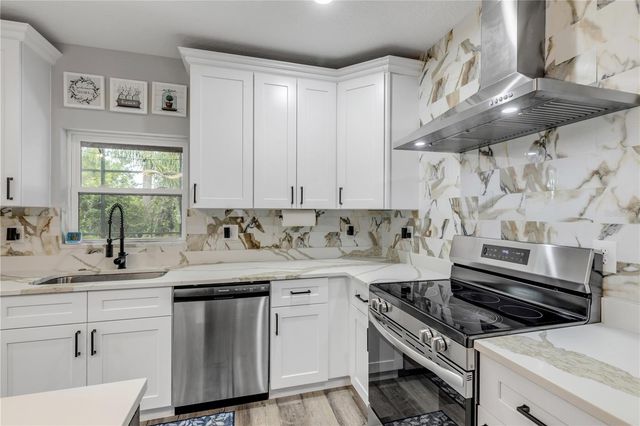 925 11TH AVENUE, Deland, FL 32724