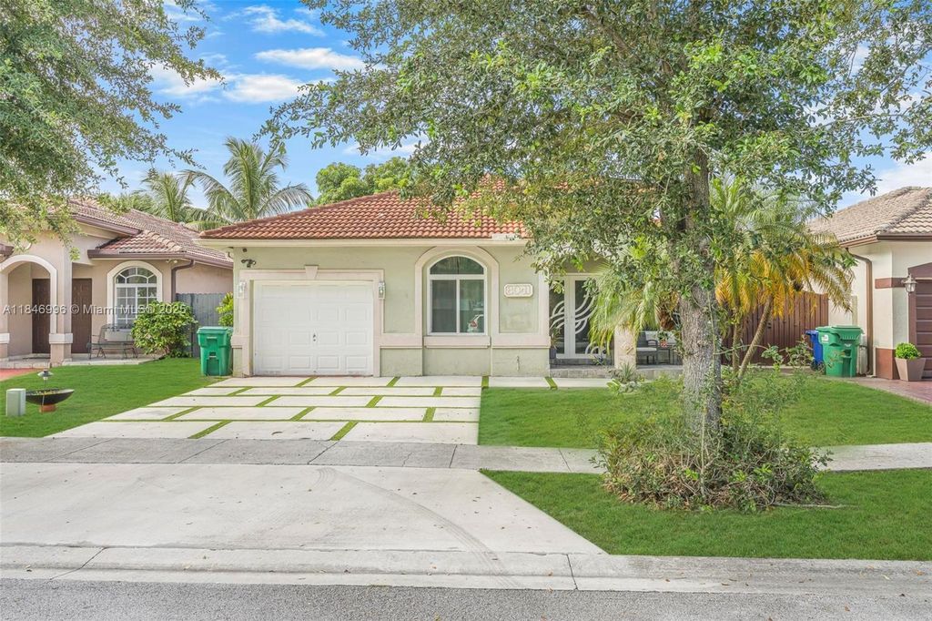 8041 NW 200th Ter, Hialeah, FL 33015