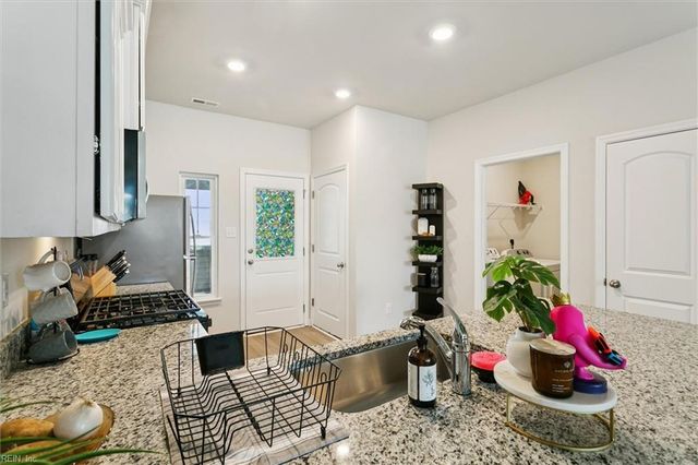 1527 Auckland CT, Newport News, VA 23608