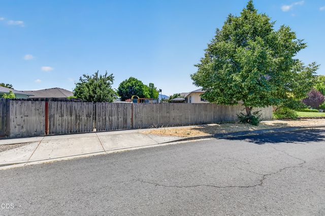 1401 Andrew Drive, Medford, OR 97501