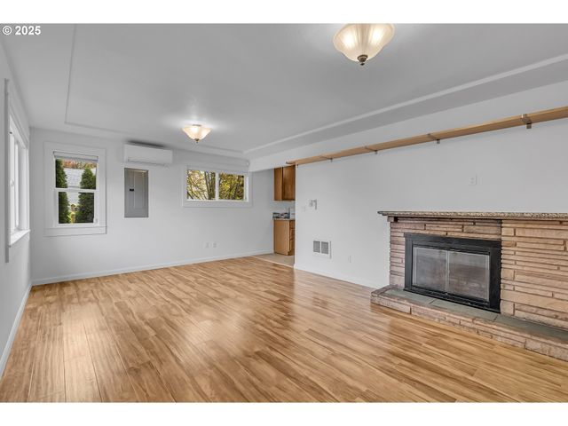 14406 E BURNSIDE St, Portland, OR 97233