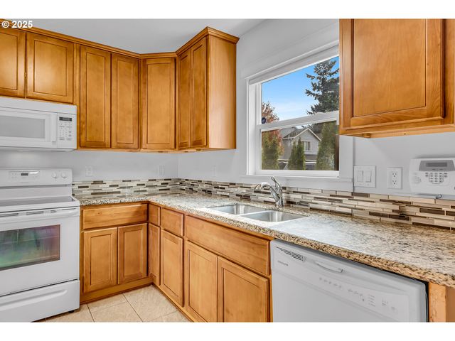 14406 E BURNSIDE St, Portland, OR 97233