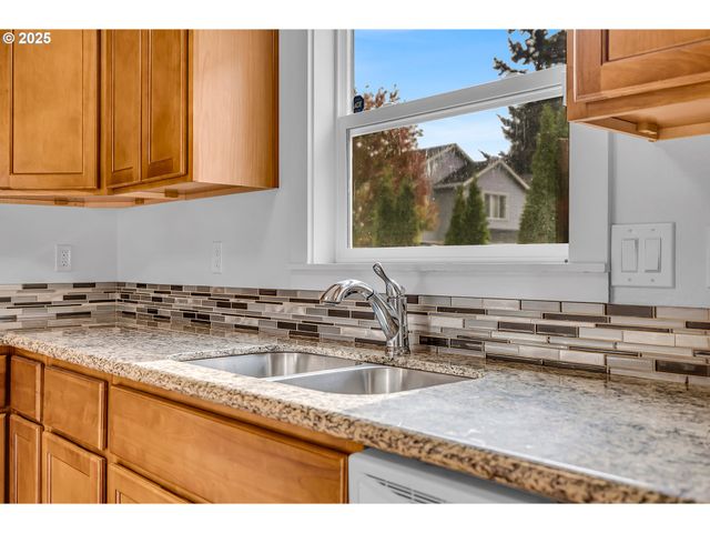 14406 E BURNSIDE St, Portland, OR 97233