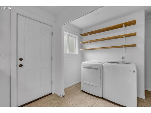 14406 E BURNSIDE St, Portland, OR 97233