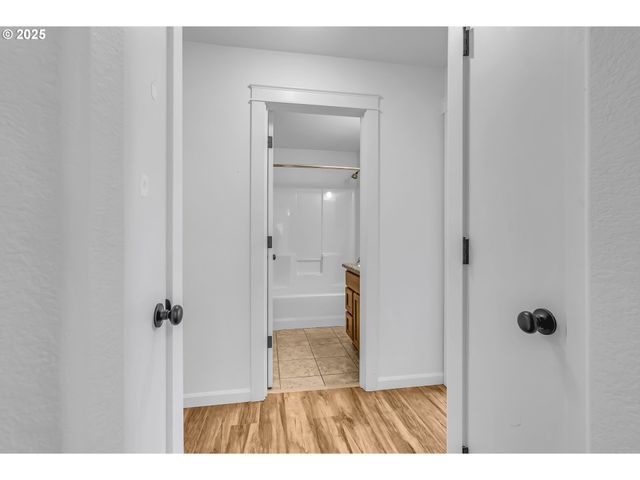 14406 E BURNSIDE St, Portland, OR 97233