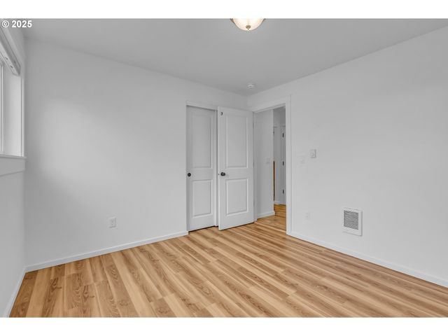 14406 E BURNSIDE St, Portland, OR 97233