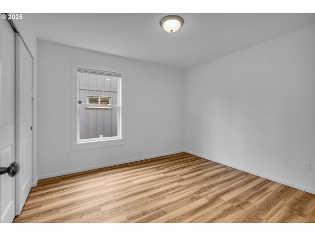 14406 E BURNSIDE St, Portland, OR 97233