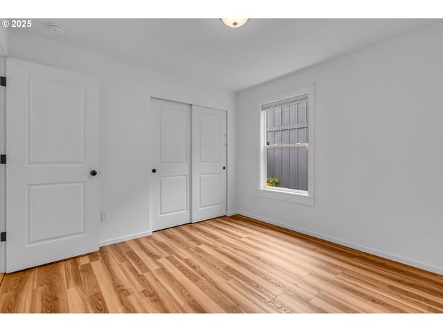 14406 E BURNSIDE St, Portland, OR 97233