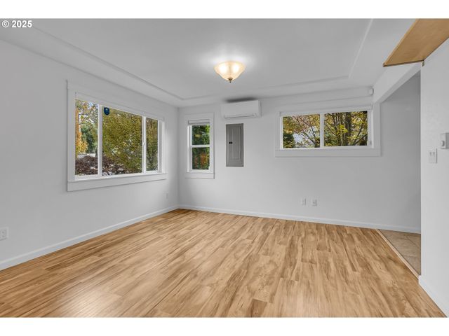 14406 E BURNSIDE St, Portland, OR 97233