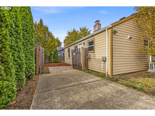 14406 E BURNSIDE St, Portland, OR 97233