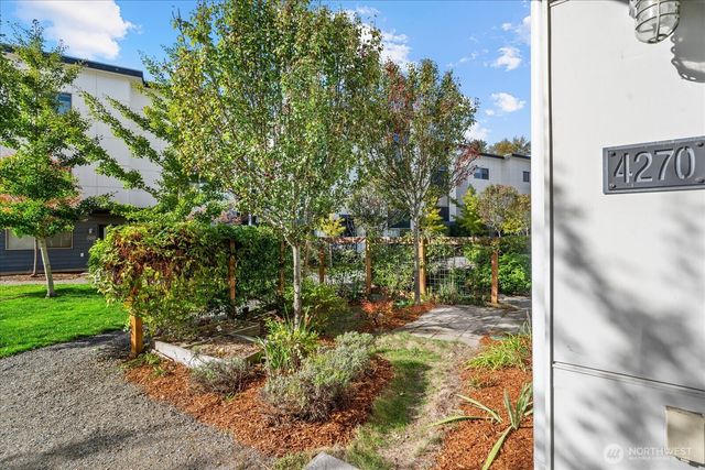 4270 S Greenbelt Station Drive, Seattle, WA 98118