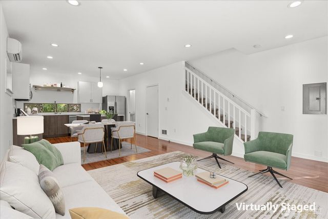 4270 S Greenbelt Station Drive, Seattle, WA 98118