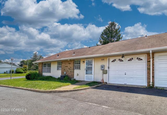 32D Yorkshire Court D, Manchester, NJ 08759