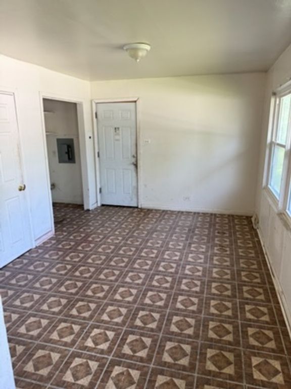 Image 5 of property listing at 3231 Roesner Drive, Markham, IL 60428