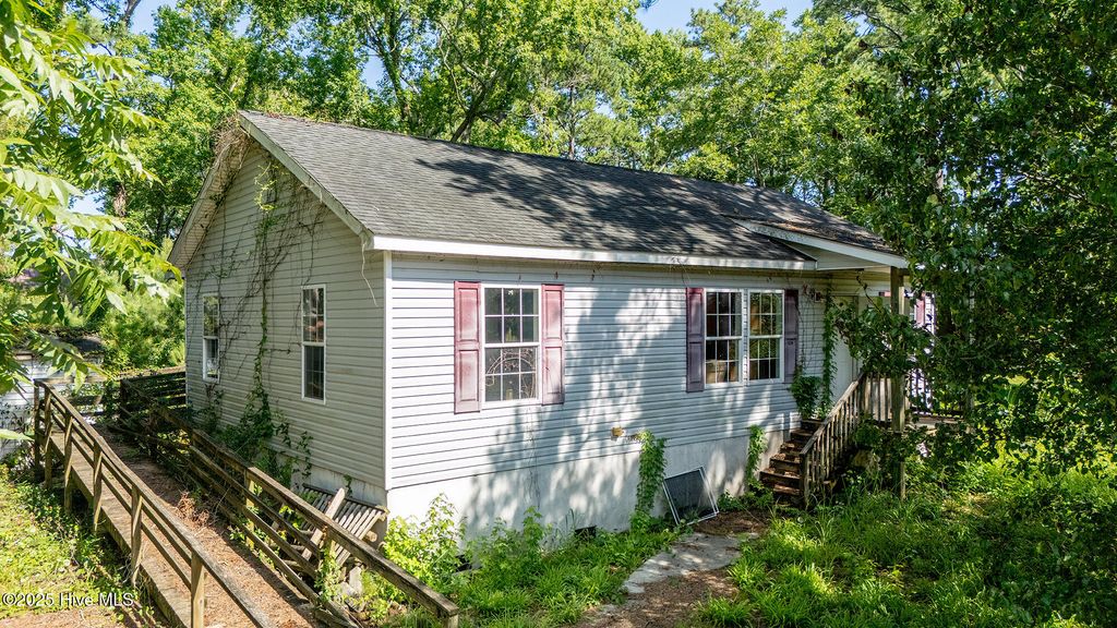 1657 S River Road, Beaufort, NC 28516