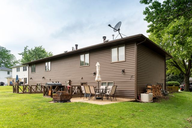 77 Joy Street 77, Sugar Grove, IL 60554