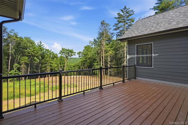 300 Van Tuyl Road, Barryville, NY 12719