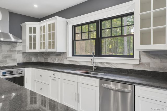 300 Van Tuyl Road, Barryville, NY 12719