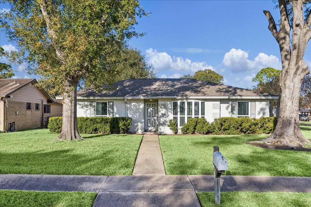 11302 Brook Meadows Lane, Meadows Place, TX 77477