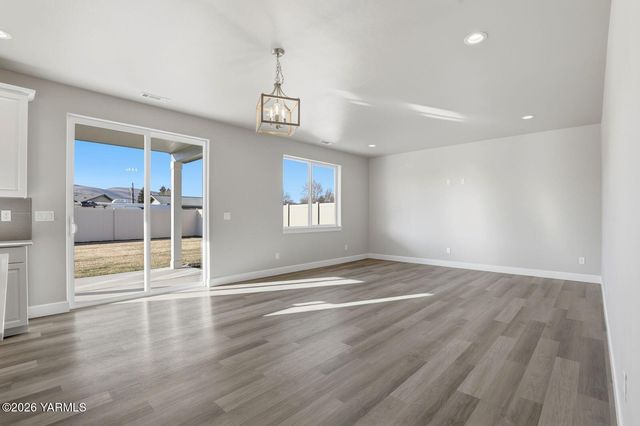 5050 Woolsey Rd, Yakima, WA 98903