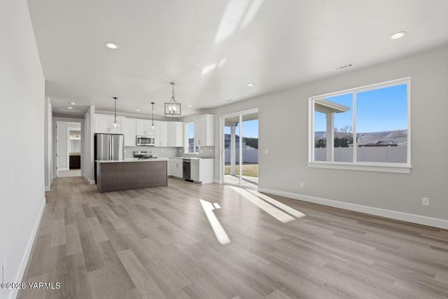 5050 Woolsey Rd, Yakima, WA 98903