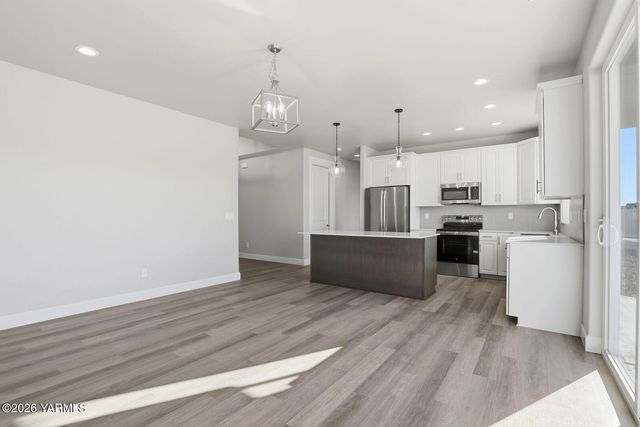 5050 Woolsey Rd, Yakima, WA 98903