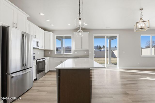 5050 Woolsey Rd, Yakima, WA 98903