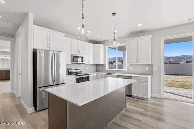 5050 Woolsey Rd, Yakima, WA 98903