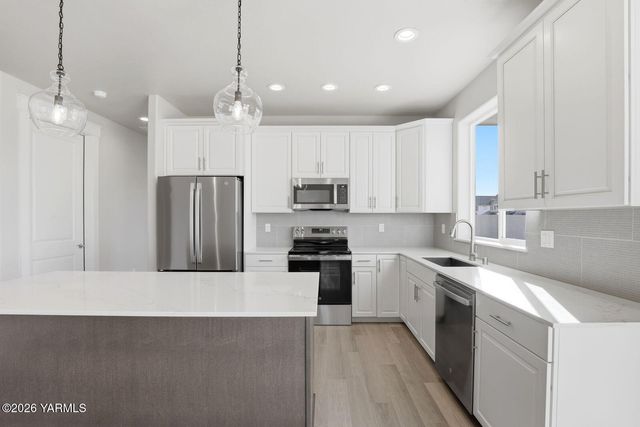 5050 Woolsey Rd, Yakima, WA 98903