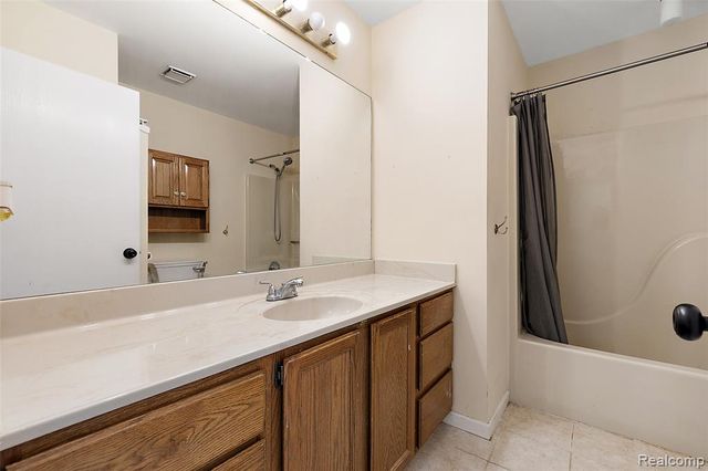 2322 London Bridge Drive 60, Rochester Hills, MI 48307