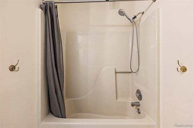 2322 London Bridge Drive 60, Rochester Hills, MI 48307