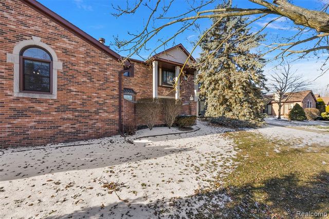 2322 London Bridge Drive 60, Rochester Hills, MI 48307