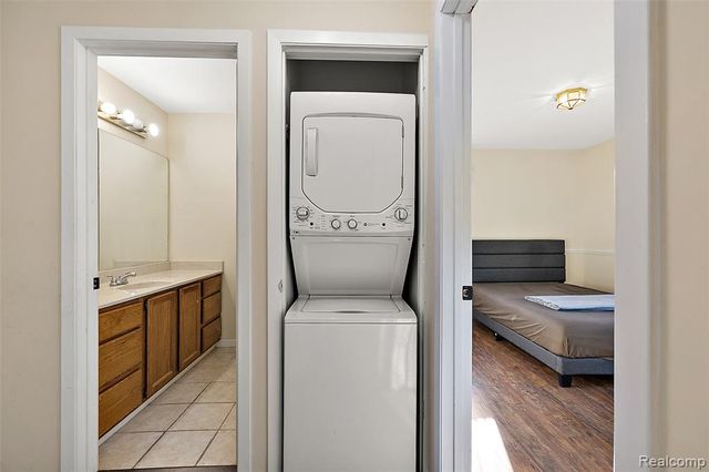 2322 London Bridge Drive 60, Rochester Hills, MI 48307