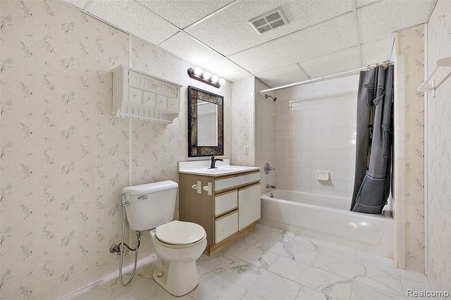 2322 London Bridge Drive 60, Rochester Hills, MI 48307