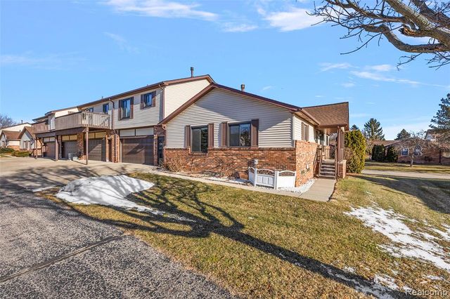 2322 London Bridge Drive 60, Rochester Hills, MI 48307