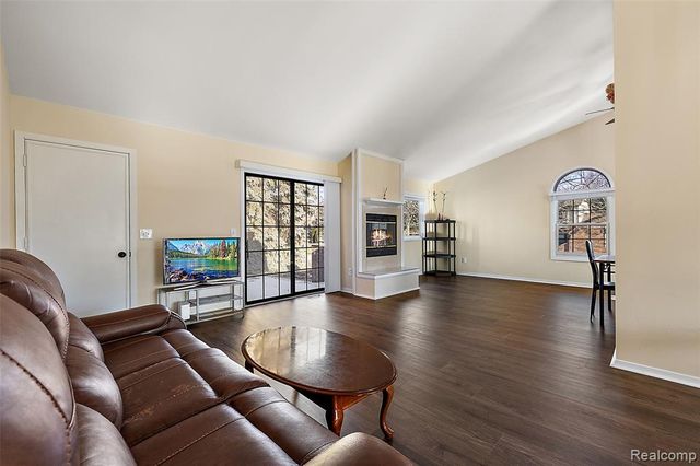 2322 London Bridge Drive 60, Rochester Hills, MI 48307