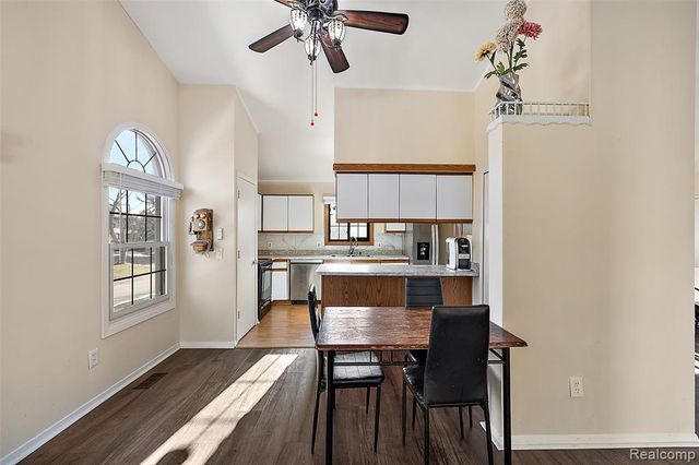 2322 London Bridge Drive 60, Rochester Hills, MI 48307