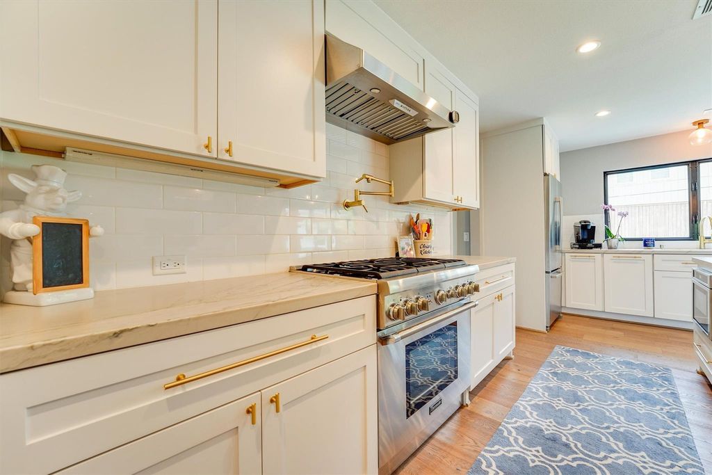 9142 Bronco Drive, Houston, TX 77055