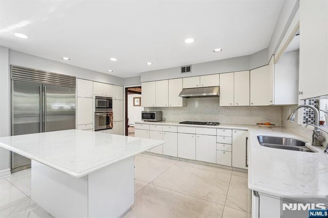 707 Calusa Trail, Franklin Lakes, NJ 07417